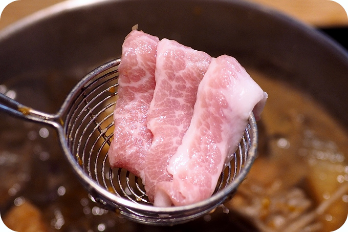 【宜蘭美食】六號糧倉精緻鍋物，挑戰16盎司大拼盤，品嚐彈跳松阪豬，以及大如面膜的霜降雪花牛～ @捲捲頭 ♡ 品味生活