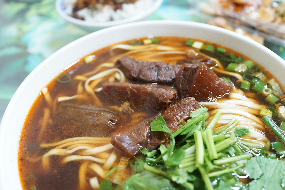 【宜蘭】龍潭牛肉麵，湯底甘醇香甜，大塊牛肉麵超滿足，還有小菜多樣很可以！ @捲捲頭 ♡ 品味生活