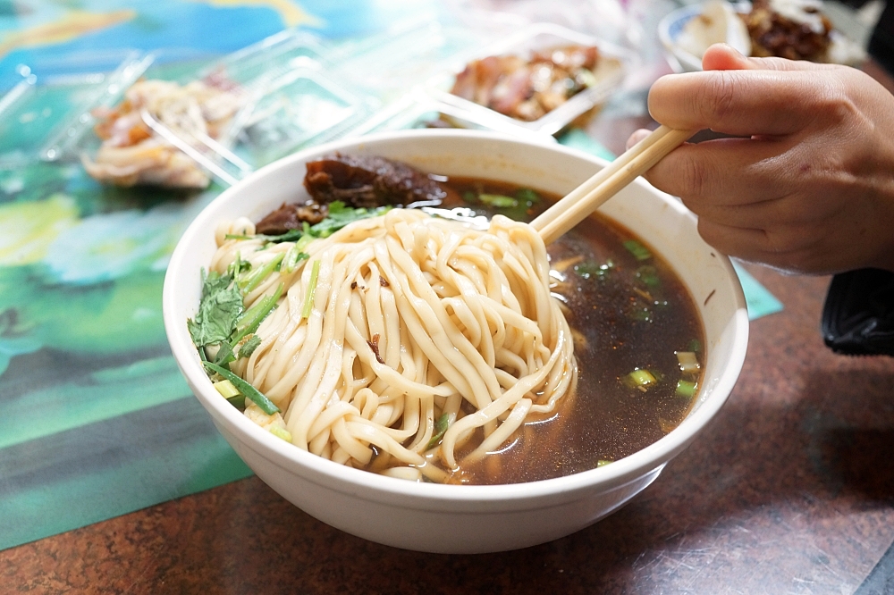 【宜蘭】龍潭牛肉麵，湯底甘醇香甜，大塊牛肉麵超滿足，還有小菜多樣很可以！ @捲捲頭 ♡ 品味生活