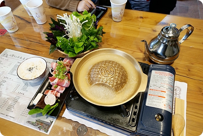 宜蘭美食⎥七賢社區友善食堂。新鮮現採彩色蔬菜，排餐、鍋物、下午茶通通有。外面還有小小軍事迷最愛的戰鬥飛機，坦克車供你拍！ @捲捲頭 ♡ 品味生活