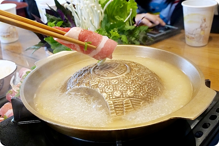 宜蘭美食⎥七賢社區友善食堂。新鮮現採彩色蔬菜，排餐、鍋物、下午茶通通有。外面還有小小軍事迷最愛的戰鬥飛機，坦克車供你拍！ @捲捲頭 ♡ 品味生活