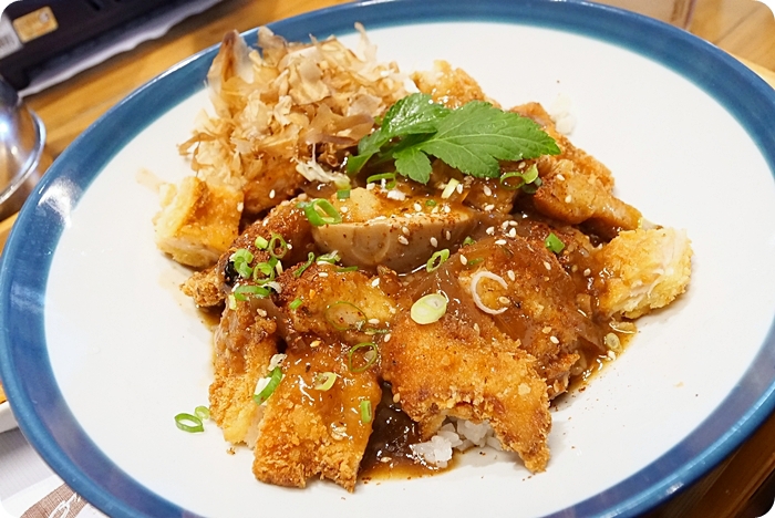 宜蘭美食⎥七賢社區友善食堂。新鮮現採彩色蔬菜，排餐、鍋物、下午茶通通有。外面還有小小軍事迷最愛的戰鬥飛機，坦克車供你拍！ @捲捲頭 ♡ 品味生活