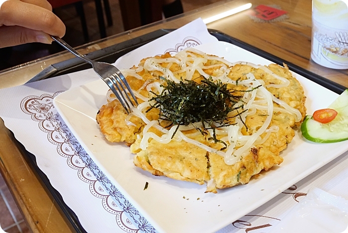 宜蘭美食⎥七賢社區友善食堂。新鮮現採彩色蔬菜，排餐、鍋物、下午茶通通有。外面還有小小軍事迷最愛的戰鬥飛機，坦克車供你拍！ @捲捲頭 ♡ 品味生活