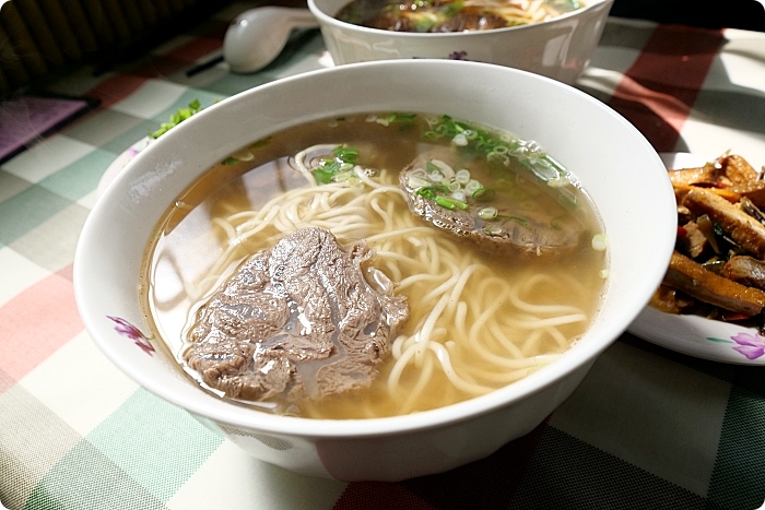 宜蘭美食⎮原隱藏版無名牛肉麵（已更名源興號牛肉麵）厚切牛腱肉好大塊，紅燒湯頭香濃！滿足愛吃牛肉饕客的味蕾。 @捲捲頭 ♡ 品味生活