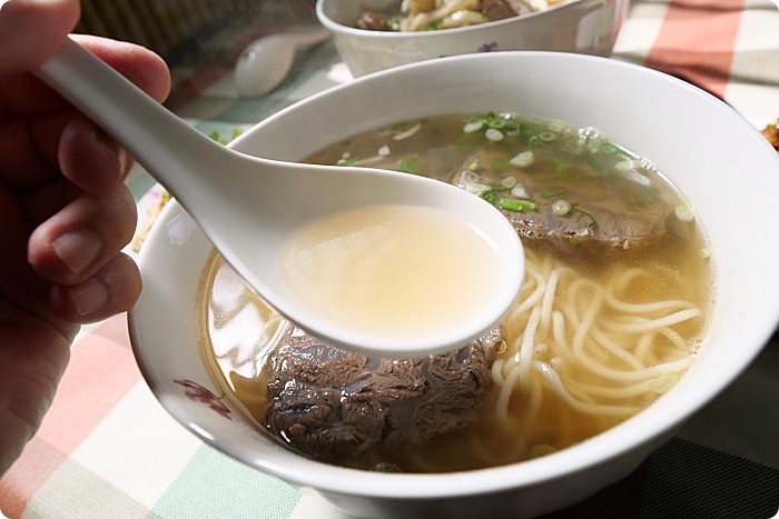 宜蘭美食⎮原隱藏版無名牛肉麵（已更名源興號牛肉麵）厚切牛腱肉好大塊，紅燒湯頭香濃！滿足愛吃牛肉饕客的味蕾。 @捲捲頭 ♡ 品味生活