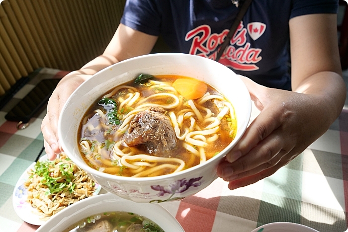 宜蘭美食⎮原隱藏版無名牛肉麵（已更名源興號牛肉麵）厚切牛腱肉好大塊，紅燒湯頭香濃！滿足愛吃牛肉饕客的味蕾。 @捲捲頭 ♡ 品味生活