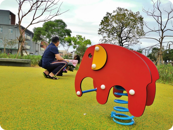 宜蘭特色溜滑梯》冬山鄉政公園共融式遊戲場。瑪利歐水管、超長木棧道跑跑區、無敵大沙坑還有海星彈跳床X攀爬網。免費放電好去處！ @捲捲頭 ♡ 品味生活