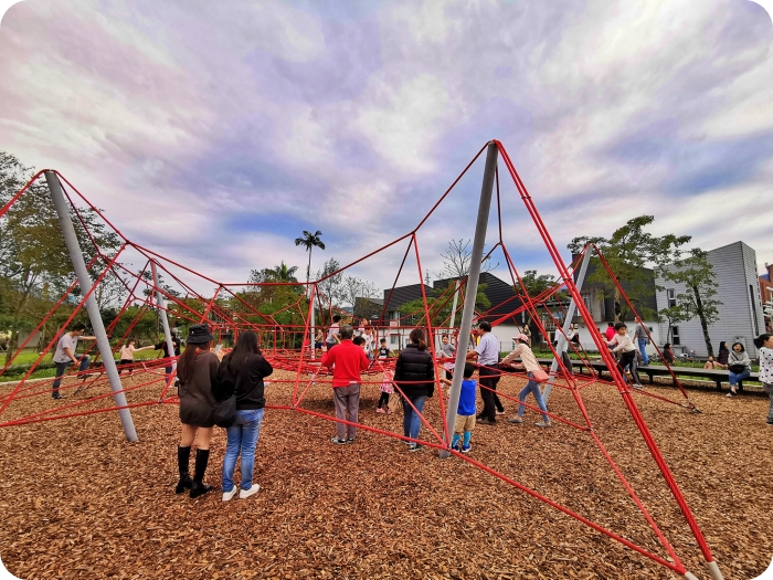 宜蘭特色溜滑梯》冬山鄉政公園共融式遊戲場。瑪利歐水管、超長木棧道跑跑區、無敵大沙坑還有海星彈跳床X攀爬網。免費放電好去處！ @捲捲頭 ♡ 品味生活