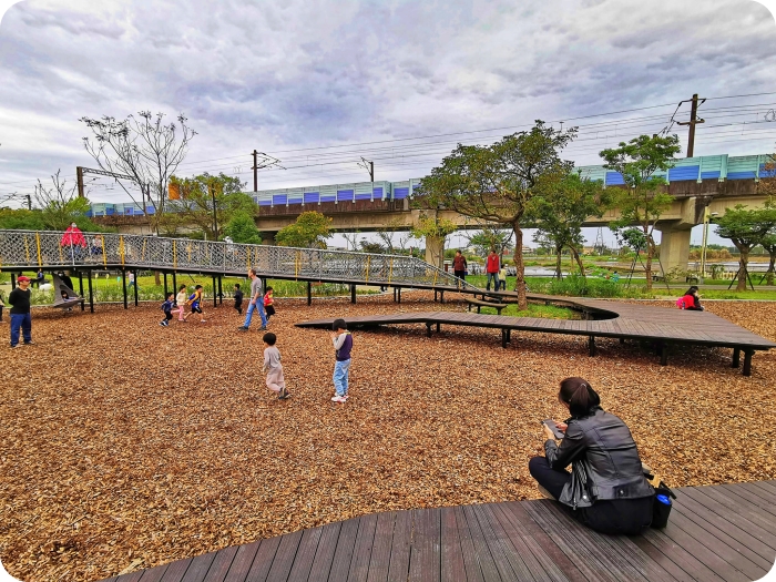 宜蘭特色溜滑梯》冬山鄉政公園共融式遊戲場。瑪利歐水管、超長木棧道跑跑區、無敵大沙坑還有海星彈跳床X攀爬網。免費放電好去處！ @捲捲頭 ♡ 品味生活