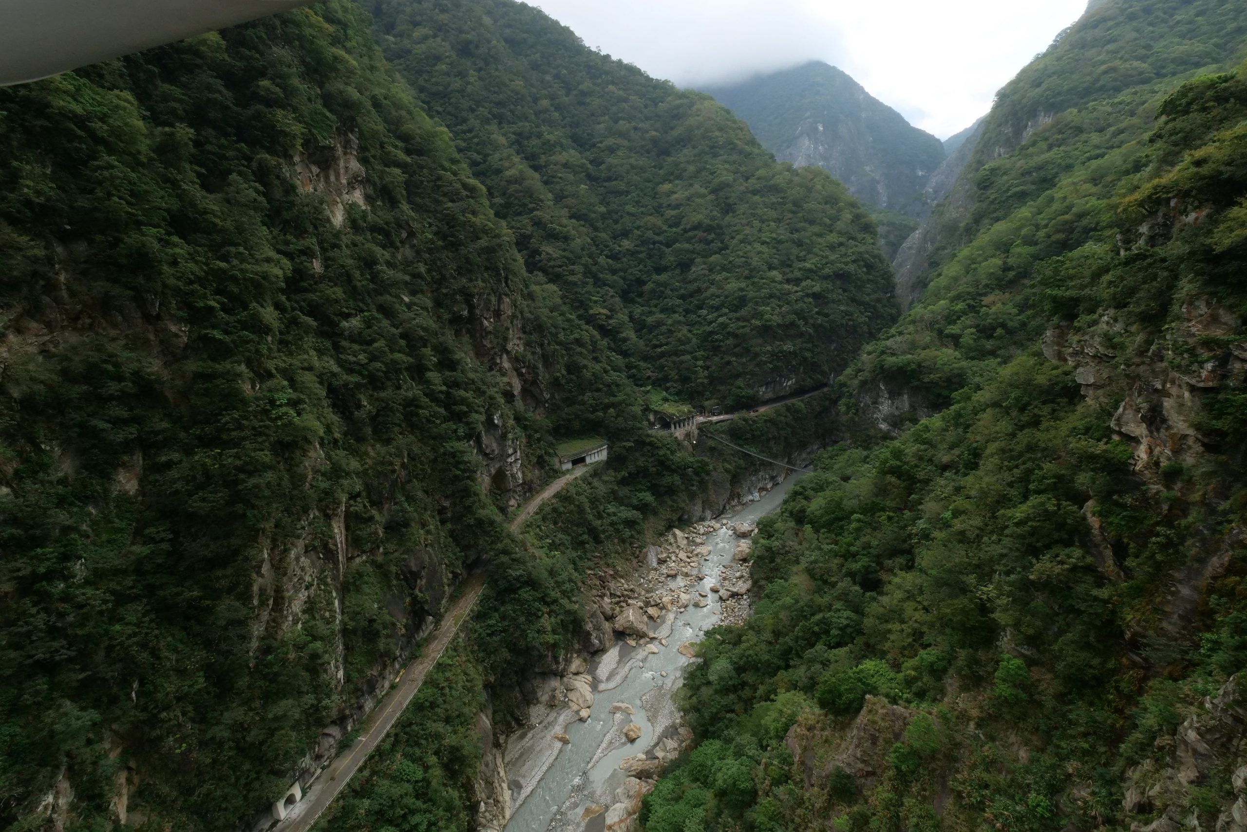 【花蓮】布洛灣山月吊橋，交通周邊景點推薦，藏身於絕美峽谷內的夢幻吊橋！ @捲捲頭 ♡ 品味生活