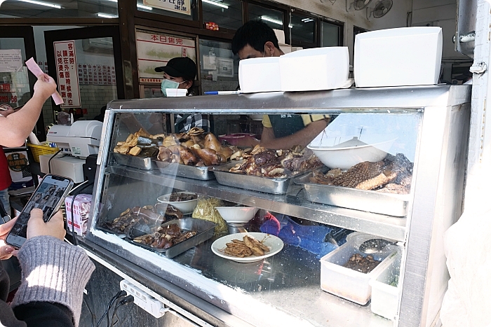 台中》老向的店麵食。人潮永遠滿滿，北平路上的人氣美食店。必點東坡排骨飯還有小菜通通來一盤！ @捲捲頭 ♡ 品味生活