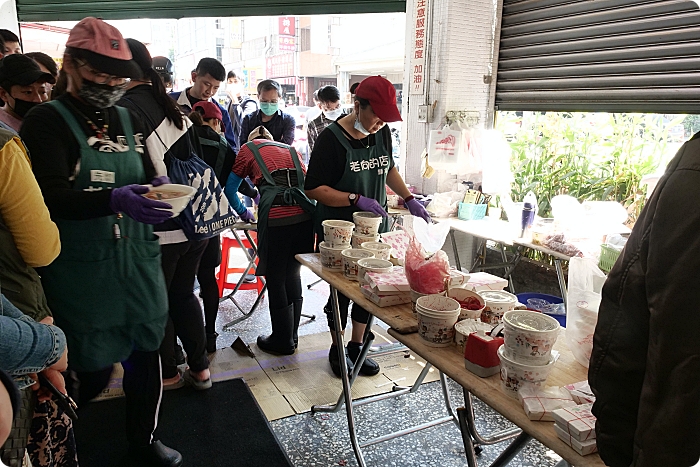 台中》老向的店麵食。人潮永遠滿滿，北平路上的人氣美食店。必點東坡排骨飯還有小菜通通來一盤！ @捲捲頭 ♡ 品味生活