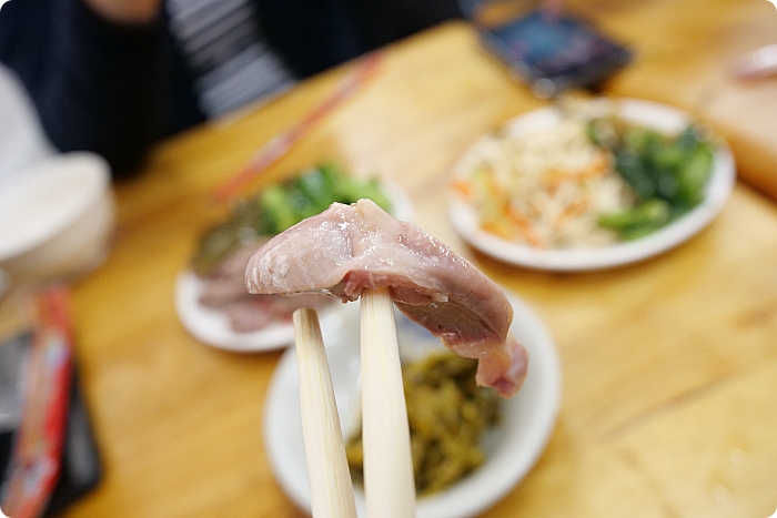 台中》老向的店麵食。人潮永遠滿滿，北平路上的人氣美食店。必點東坡排骨飯還有小菜通通來一盤！ @捲捲頭 ♡ 品味生活