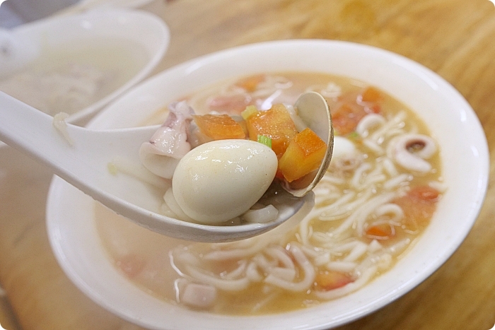 台中》老向的店麵食。人潮永遠滿滿，北平路上的人氣美食店。必點東坡排骨飯還有小菜通通來一盤！ @捲捲頭 ♡ 品味生活