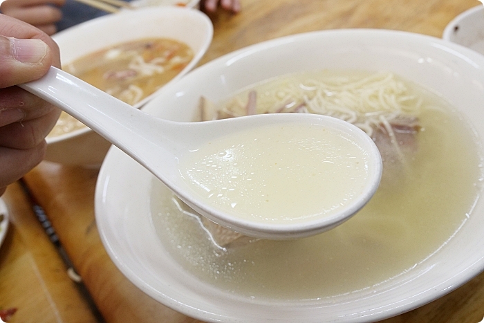 台中》老向的店麵食。人潮永遠滿滿，北平路上的人氣美食店。必點東坡排骨飯還有小菜通通來一盤！ @捲捲頭 ♡ 品味生活