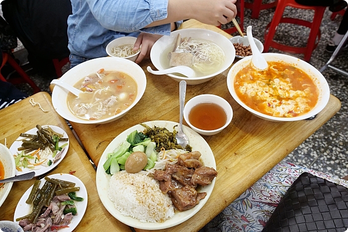 台中》老向的店麵食。人潮永遠滿滿，北平路上的人氣美食店。必點東坡排骨飯還有小菜通通來一盤！ @捲捲頭 ♡ 品味生活