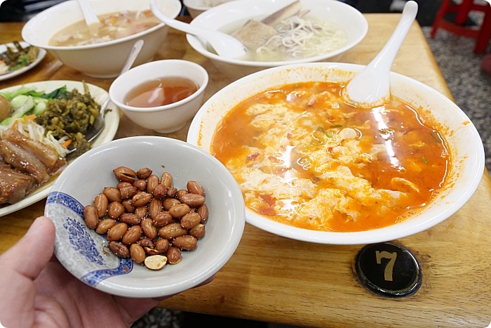 台中》老向的店麵食。人潮永遠滿滿，北平路上的人氣美食店。必點東坡排骨飯還有小菜通通來一盤！ @捲捲頭 ♡ 品味生活