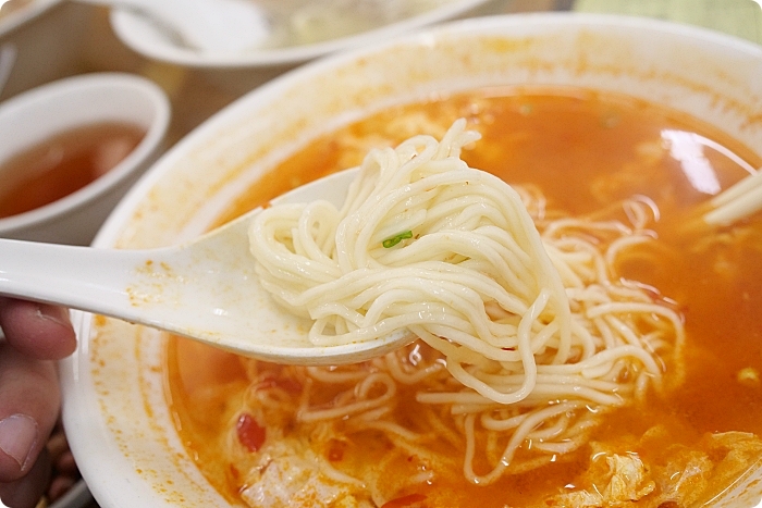 台中》老向的店麵食。人潮永遠滿滿，北平路上的人氣美食店。必點東坡排骨飯還有小菜通通來一盤！ @捲捲頭 ♡ 品味生活