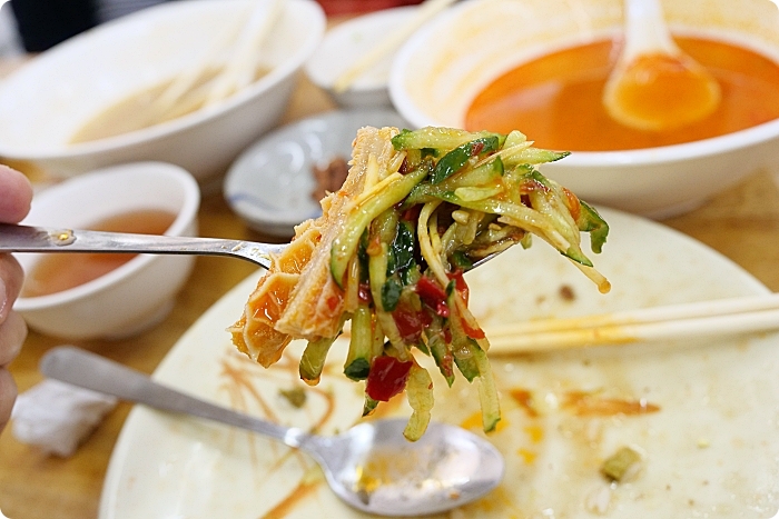 台中》老向的店麵食。人潮永遠滿滿，北平路上的人氣美食店。必點東坡排骨飯還有小菜通通來一盤！ @捲捲頭 ♡ 品味生活