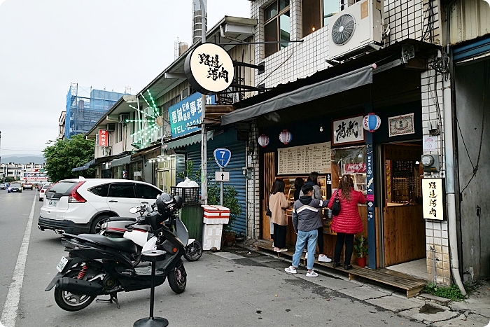 路邊烤肉 蘭城店》銅板價燒烤，一不小心就會拿太多的人氣串燒店，食材多樣串串美味！ @捲捲頭 ♡ 品味生活