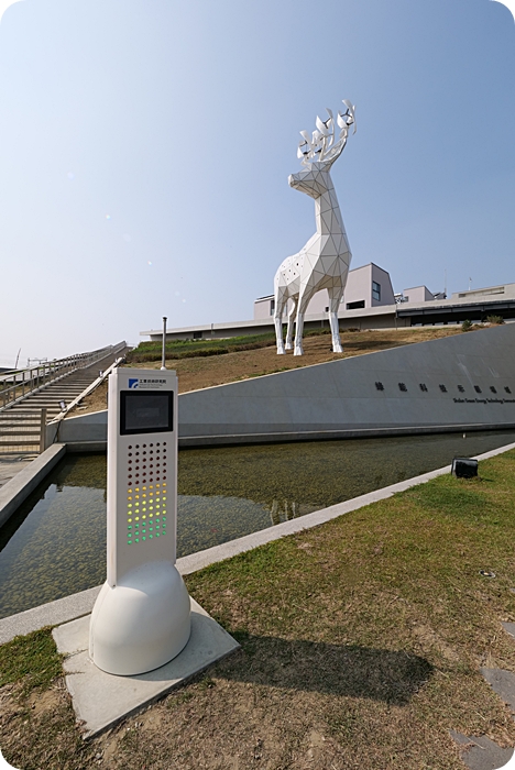 台南大鹿斑比，免門票景點，零距離親近超萌超好拍，還有太陽能樹每晚上演七彩LED燈光秀～ @捲捲頭 ♡ 品味生活