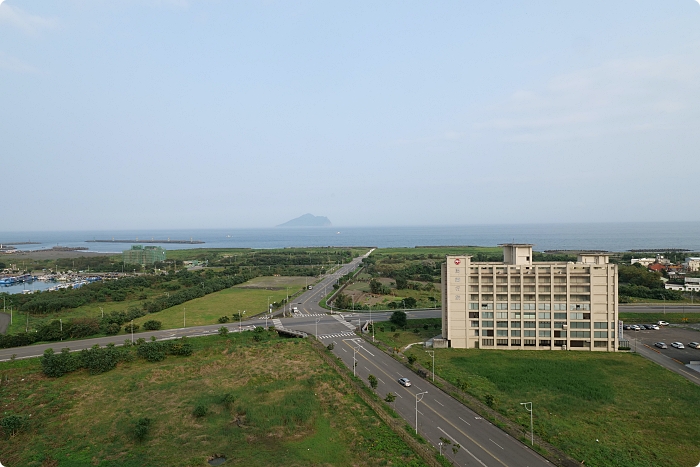 蘭陽烏石港海景酒店》入住海景房眺望龜山島，池畔電影院、兒童戲水池舒適寬敞，現流海鮮端上桌，現切牛排、台南牛肉湯，自助晚餐吃到飽！ @捲捲頭 ♡ 品味生活