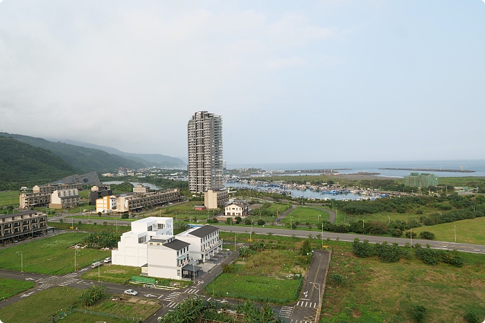 蘭陽烏石港海景酒店》入住海景房眺望龜山島，池畔電影院、兒童戲水池舒適寬敞，現流海鮮端上桌，現切牛排、台南牛肉湯，自助晚餐吃到飽！ @捲捲頭 ♡ 品味生活