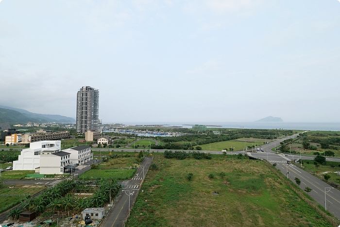 蘭陽烏石港海景酒店》入住海景房眺望龜山島，池畔電影院、兒童戲水池舒適寬敞，現流海鮮端上桌，現切牛排、台南牛肉湯，自助晚餐吃到飽！ @捲捲頭 ♡ 品味生活