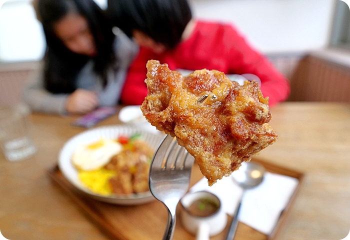 花蓮【小巷苿莉MÔLi Café】法式草莓冰淇淋舒芙蕾鬆餅，入口即化鬆軟美味，還有夢幻粉紅草莓果昔，絕對讓妳粉紅少女心大爆發！ @捲捲頭 ♡ 品味生活