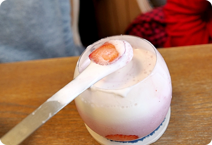 花蓮【小巷苿莉MÔLi Café】法式草莓冰淇淋舒芙蕾鬆餅，入口即化鬆軟美味，還有夢幻粉紅草莓果昔，絕對讓妳粉紅少女心大爆發！ @捲捲頭 ♡ 品味生活