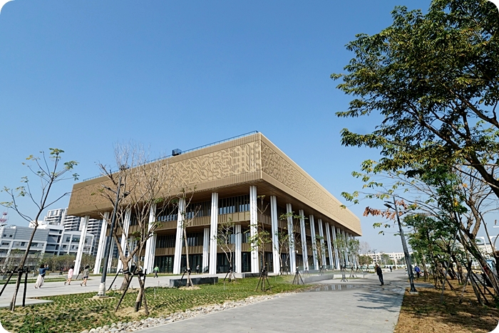 【台南】市立圖書館新總館，一座融入城市靈魂的圖書館， 金色窗花樓X紅旋梯X絕美迴廊，文青必踩點！ @捲捲頭 ♡ 品味生活