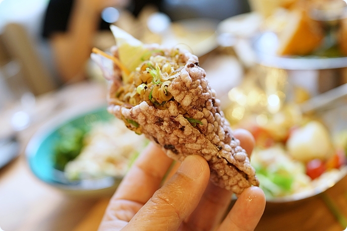 台北》香茅廚泰式餐廳 微風南山店。招牌必吃五倍厚的月亮蝦餅，還有老饕不容錯過的主廚推薦，讓你光看就直流口水！ @捲捲頭 ♡ 品味生活