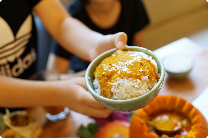 台北》香茅廚泰式餐廳 微風南山店。招牌必吃五倍厚的月亮蝦餅，還有老饕不容錯過的主廚推薦，讓你光看就直流口水！ @捲捲頭 ♡ 品味生活