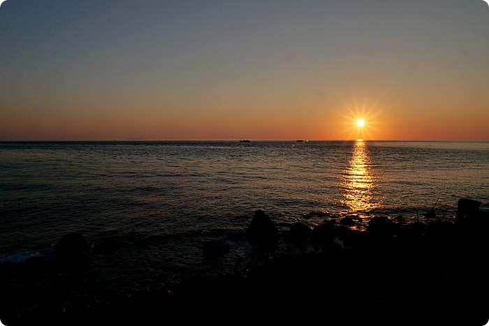 澎湖》海賊洞。百萬級落日海景美到哭！秘境追落日，落霞火紅「蛋黃」美如畫！ @捲捲頭 ♡ 品味生活