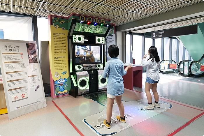 高雄【國立科學工藝博物館】Fun城市街道開電動超跑、戰鬥機飛行體驗、電流急急棒，玩上一整天都不夠的博物館。 @捲捲頭 ♡ 品味生活