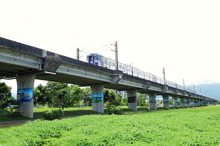 宜蘭雙園自行車道，新打卡亮點！藏在橋下的彩繪藝術，還能與火車同行散步綠空廊道！ @捲捲頭 ♡ 品味生活