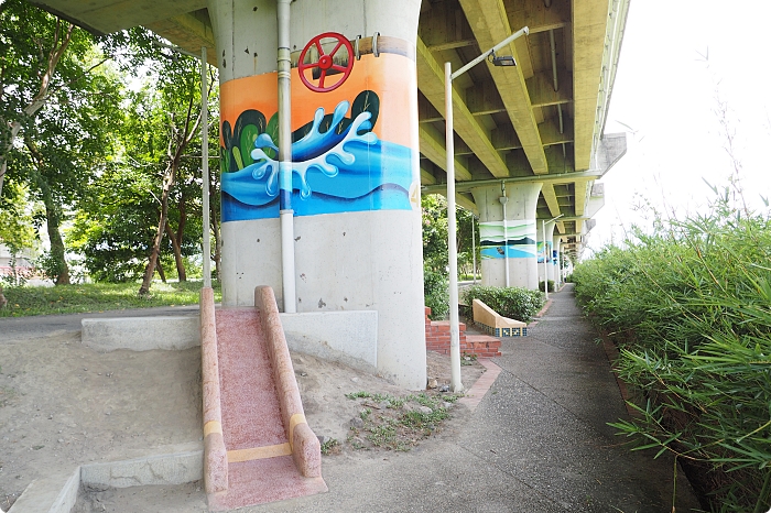 宜蘭雙園自行車道，新打卡亮點！藏在橋下的彩繪藝術，還能與火車同行散步綠空廊道！ @捲捲頭 ♡ 品味生活