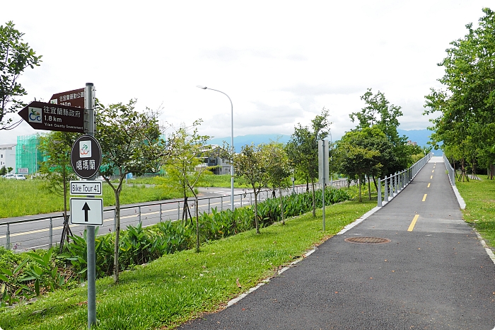 宜蘭雙園自行車道，新打卡亮點！藏在橋下的彩繪藝術，還能與火車同行散步綠空廊道！ @捲捲頭 ♡ 品味生活