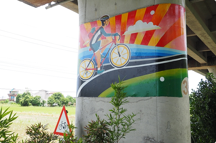 宜蘭雙園自行車道，新打卡亮點！藏在橋下的彩繪藝術，還能與火車同行散步綠空廊道！ @捲捲頭 ♡ 品味生活