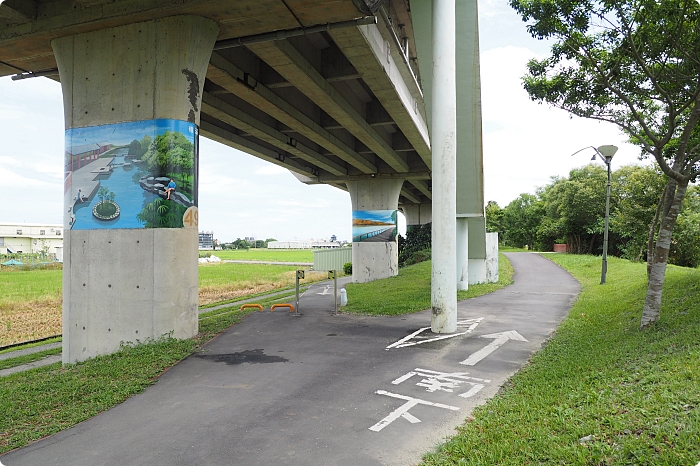 宜蘭雙園自行車道，新打卡亮點！藏在橋下的彩繪藝術，還能與火車同行散步綠空廊道！ @捲捲頭 ♡ 品味生活