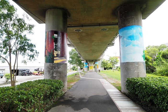 宜蘭雙園自行車道，新打卡亮點！藏在橋下的彩繪藝術，還能與火車同行散步綠空廊道！ @捲捲頭 ♡ 品味生活