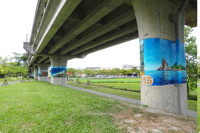 宜蘭雙園自行車道，新打卡亮點！藏在橋下的彩繪藝術，還能與火車同行散步綠空廊道！ @捲捲頭 ♡ 品味生活