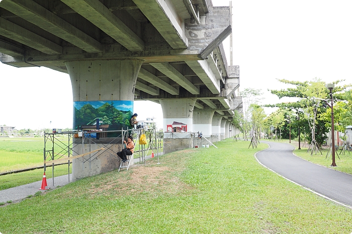 宜蘭雙園自行車道，新打卡亮點！藏在橋下的彩繪藝術，還能與火車同行散步綠空廊道！ @捲捲頭 ♡ 品味生活