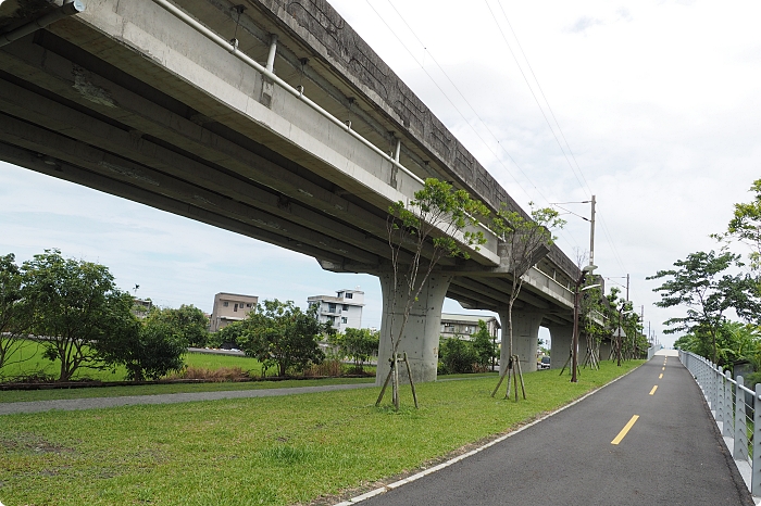 宜蘭雙園自行車道，新打卡亮點！藏在橋下的彩繪藝術，還能與火車同行散步綠空廊道！ @捲捲頭 ♡ 品味生活