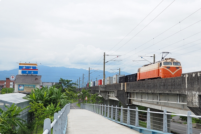 宜蘭雙園自行車道，新打卡亮點！藏在橋下的彩繪藝術，還能與火車同行散步綠空廊道！ @捲捲頭 ♡ 品味生活