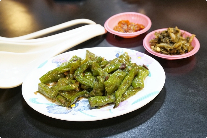 台東美食》阿牛冠軍牛肉麵。特製辣椒好對胃，多種小菜可選擇！ @捲捲頭 ♡ 品味生活