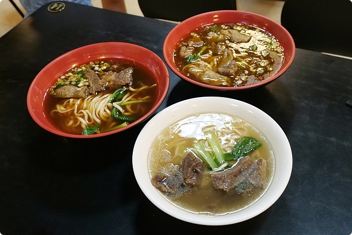 台東美食》阿牛冠軍牛肉麵。特製辣椒好對胃，多種小菜可選擇！ @捲捲頭 ♡ 品味生活