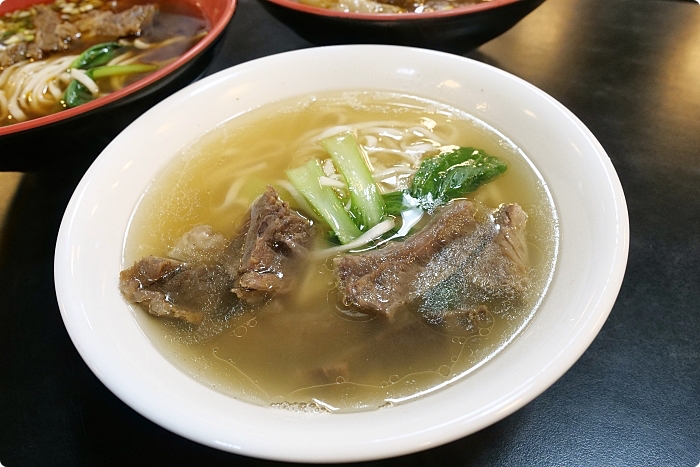 台東美食》阿牛冠軍牛肉麵。特製辣椒好對胃，多種小菜可選擇！ @捲捲頭 ♡ 品味生活