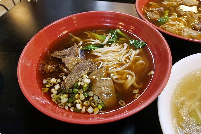 台東美食》阿牛冠軍牛肉麵。特製辣椒好對胃，多種小菜可選擇！ @捲捲頭 ♡ 品味生活