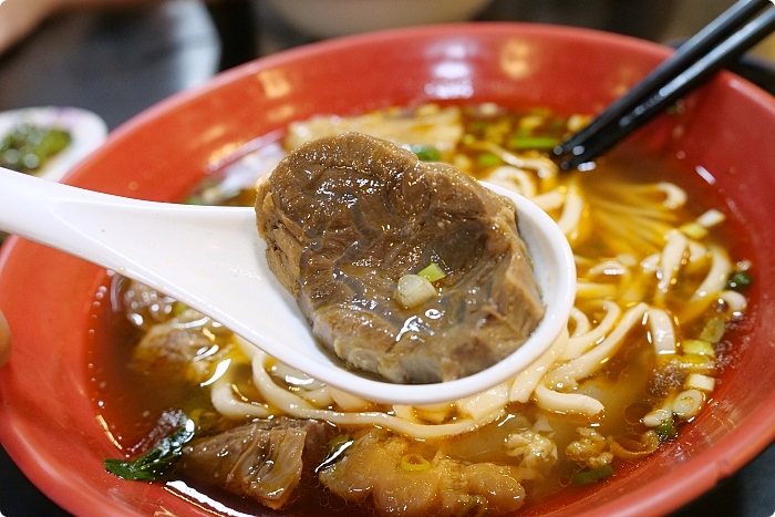 台東美食》阿牛冠軍牛肉麵。特製辣椒好對胃，多種小菜可選擇！ @捲捲頭 ♡ 品味生活